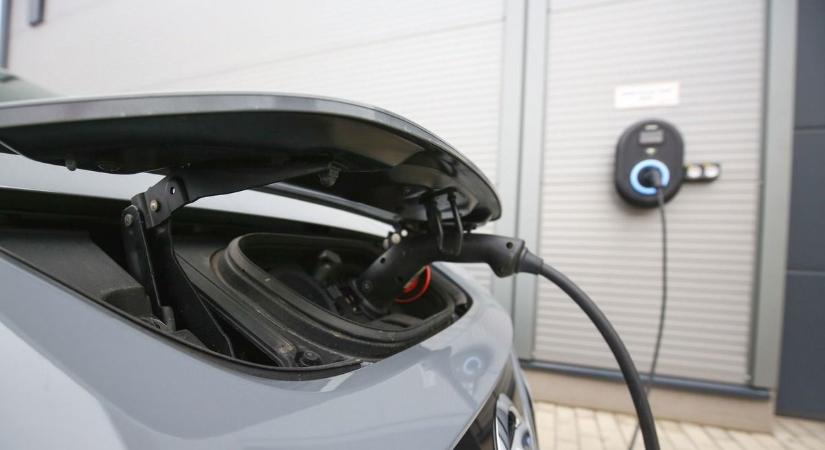 Meddig juthatsz el az elektromos autóval? Egy szegedi kereskedő elárulta a titkot