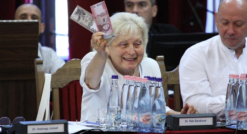 Beindult a pénzszórás az egri városházán!