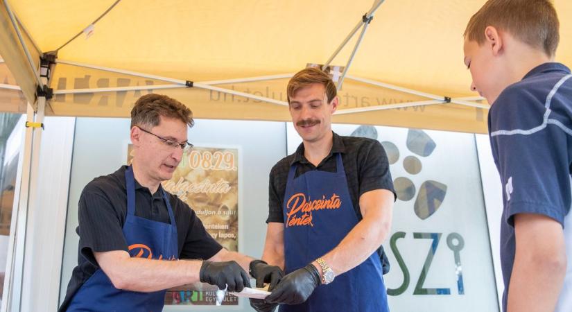 A polgármester szolgálta ki a Palacsinta Péntekre érkezőket (galéira, videó)