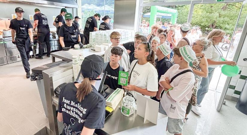 Óriási tömeg a Simon’s Burger veszprémi megnyitásán (galéria, videók)