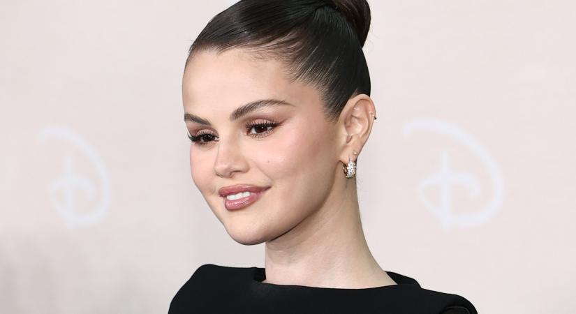 Selena Gomez bikiniben, fátyolban búcsúztatta lánykorát: önfeledten ünnepelt