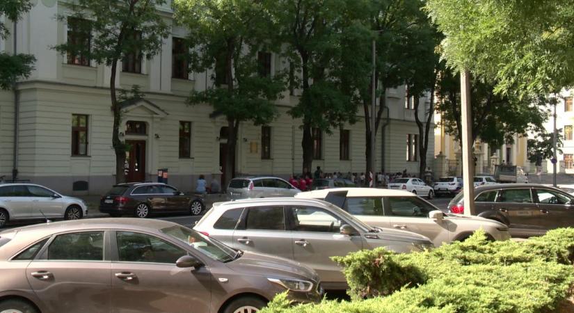 Megkönnyíti a reggeli búcsút a debreceni iskolák előtt az új parkolási rendszer