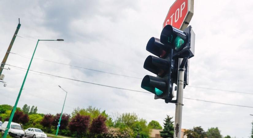 Nem működnek a lámpák a forgalmas kereszteződésben  óvatosan közlekedjünk