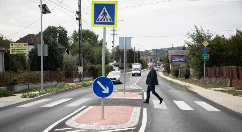 Biztonságban kelhetnek át a forgalmas úton, új gyalogátkelő a városrészben (galéria, videó)