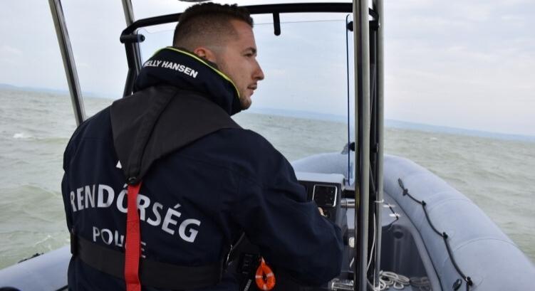 Mentették az embereket a viharos Balatonból