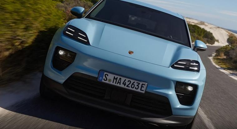 Beépített játékfunkcióval érkezik az új elektromos Porsche Macan