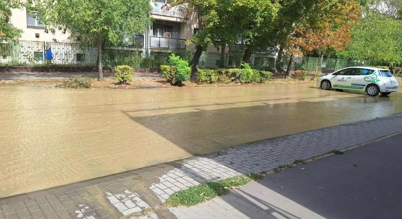 Elárasztotta az utcákat a víz, a törött vezeték miatt lakások százaiban szárazak a csapok
