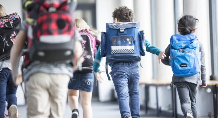 Komoly egészségkárosodást okozhat a gyereknek, ha ennél nehezebb az iskolatáska: figyelmeztetnek a szakemberek