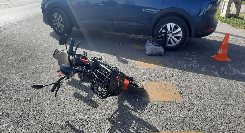 Súlyosan megsérült az elektromos kerékpáros a Pompás utcánál (fotókkal)
