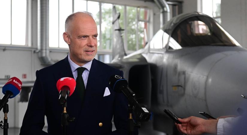 A honvédelmi miniszter rámutatott: ennyi pénzt vesztenének a tisztek Magyar Péterék adóterve miatt