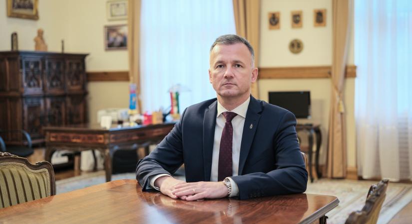 Még nyomoznak Gyula fideszes polgármestere ellen hivatali visszaélés gyanúja miatt