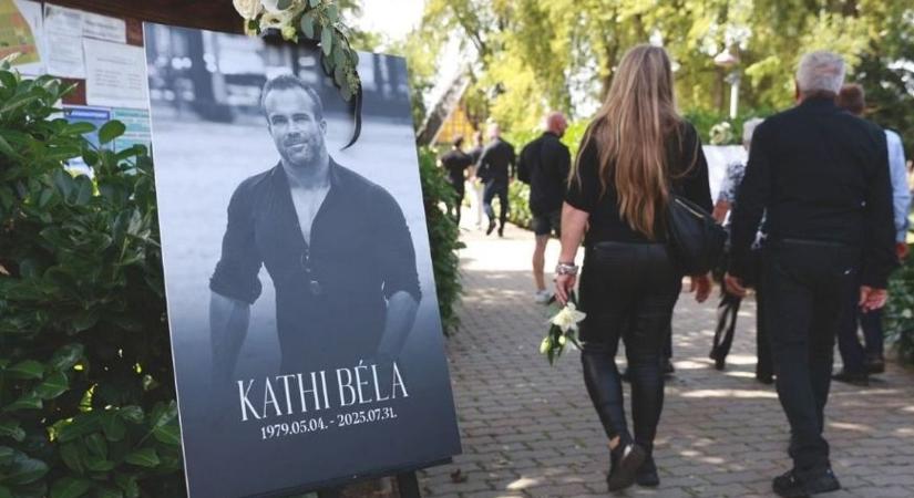 Végső búcsú Kathi Bélától, rengetegen kísérték utolsó útjára a testépítő legendát - fotó, videó