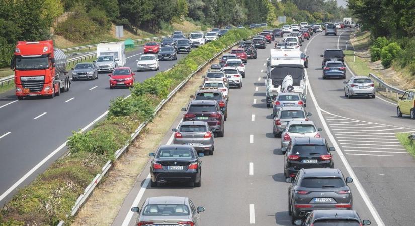 Négy autó karambolozott az M3-ason, több kilométeres a torlódás