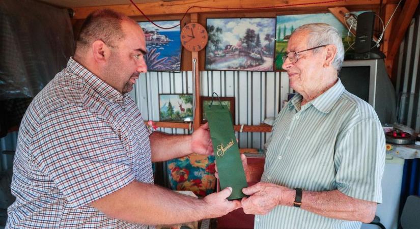 Magyarszecsődön köszöntötték a kilencvenéves Pasics Imrét