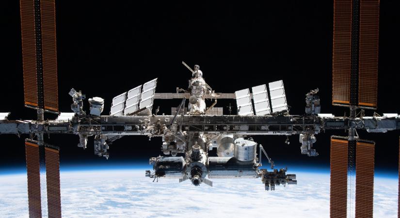 Az ISS a jövő hónapban új módszerrel próbál orbitális pályán maradni