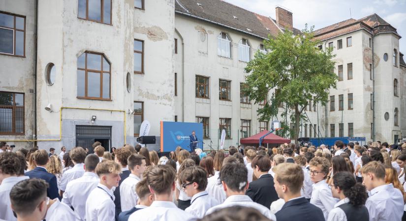 Orseolo Péter beköszönt egy iskolai évnyitón Budapesten