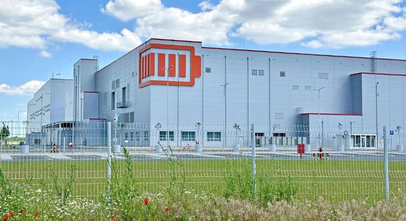 Több száz külföldi vendégmunkást küldenek el az iváncsai akkugyárból