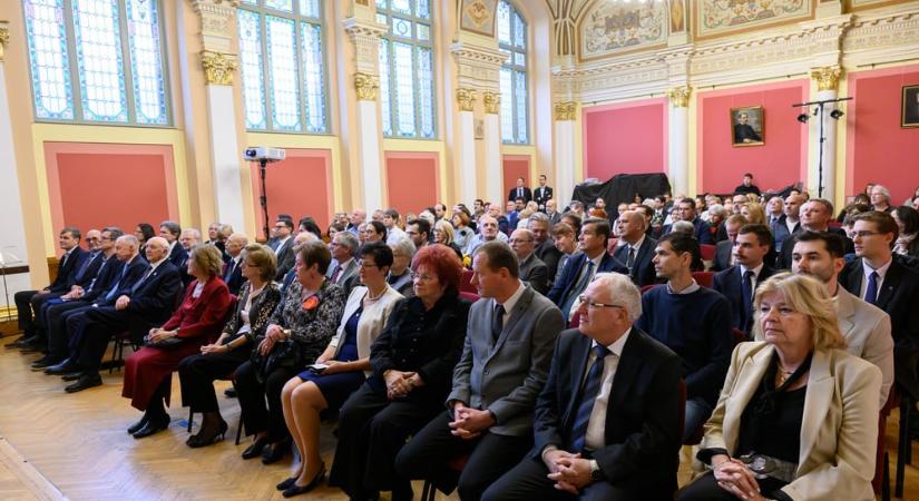 Több millió forinttal díjazzák a pedagógusokat – itt a jelentkezés menete