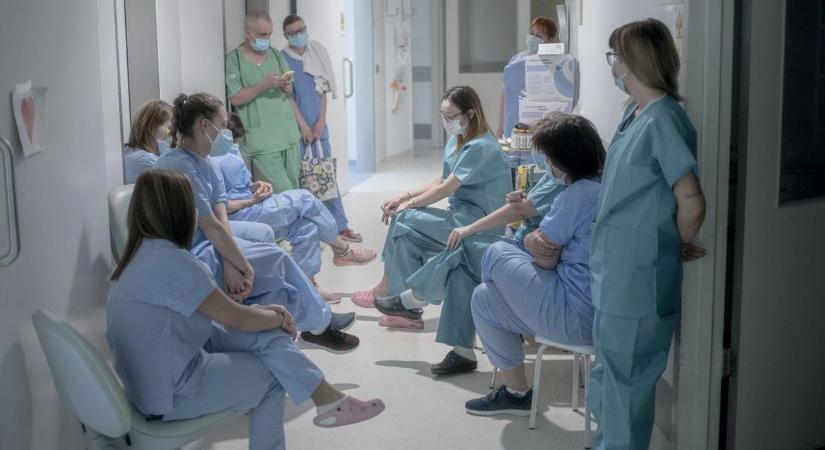Sok pénztől eshetnek el az egészségügyi dolgozók a Tisza-adó bevezetésével