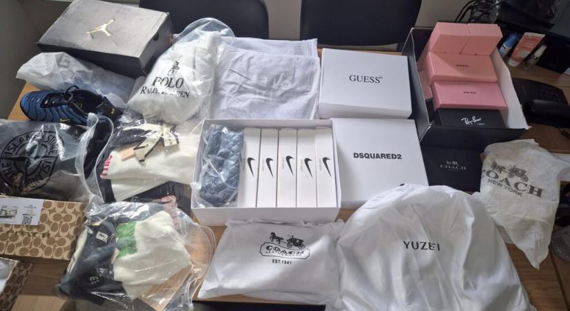 Az állítólag üres kamionról a határon kiderült, hogy egy kerekeken guruló butik