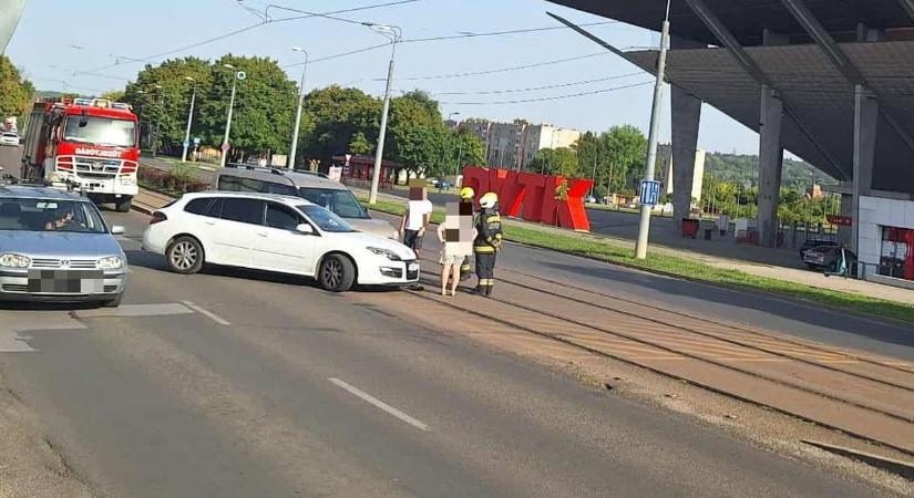 Két autó ütközött a stadionnál - helyszíni fotókkal