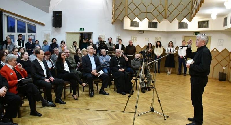 A hazatalálás öröme - Tóth Csaba festőművész tart tárlatvezetést a Szily-kastélyban (szept. 1.)