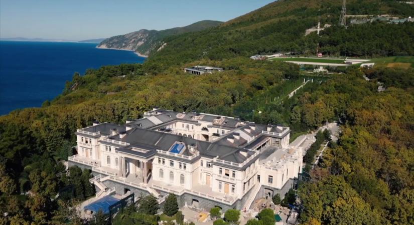Putyin állítólagos Fekete-tengeri palotája mellé csapódott egy ukrán drón
