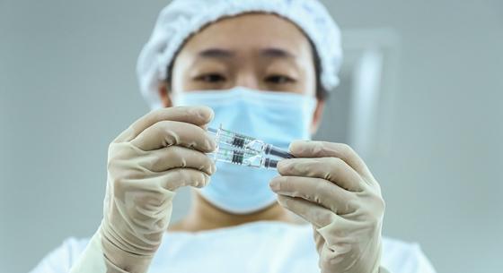 Összeszedték a pécsi virológusok, mit lehet tudni a kínai vakcináról, amelyből a kormány rendelt