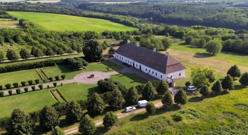 Megmutatta kiskastélyát a debreceni régiségkereskedő, vajon ki lehet az ismert férfi? Eláruljuk!