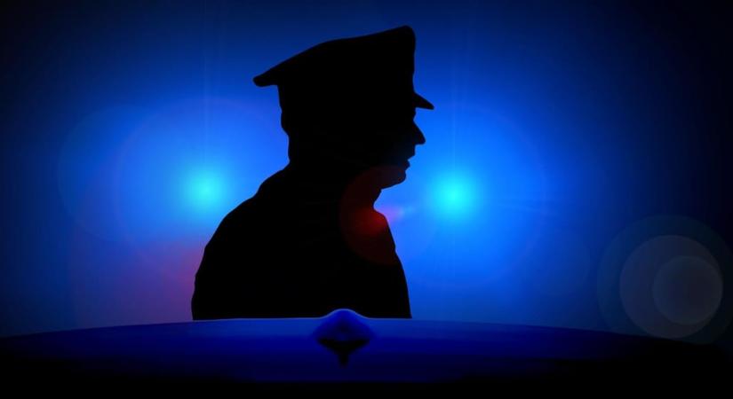Meztelenre vetkőzve dörömbölt a szomszédai ajtaján, majd üvegajtókba rohant egy bedrogozott férfi egy zuglói társasházban