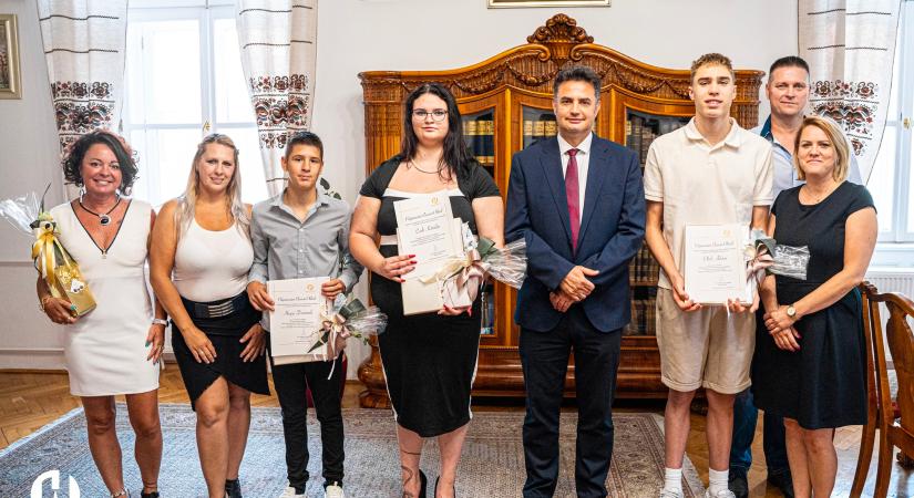 Három fiatal sportolót és edzőjüket köszöntötték a városházán
