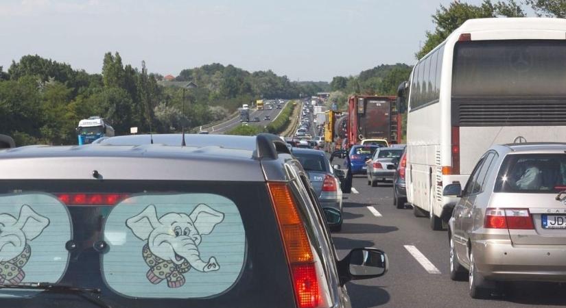Baleset bénítja az M1-est az országhatár felé