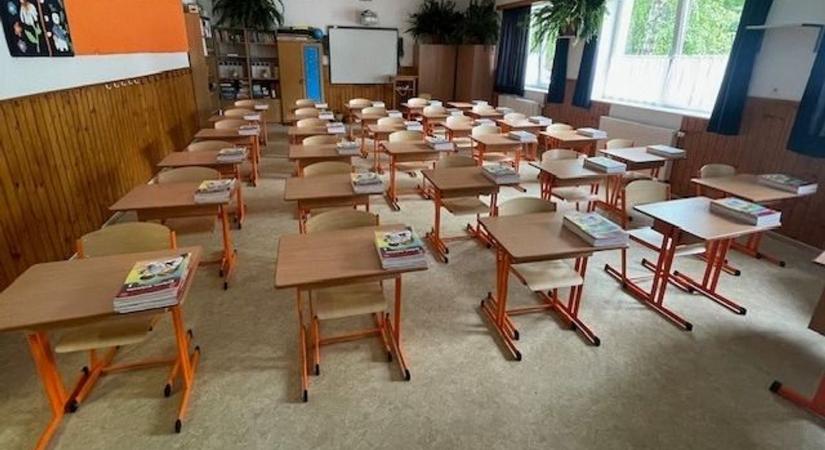 Új bútorok várják a kunszállási elsősöket