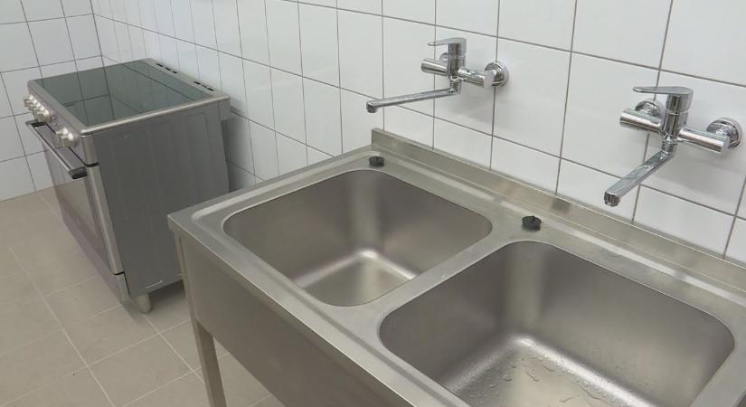 Végéhez érkezett a Dunakömlődi Faluház konyhájának felújítása