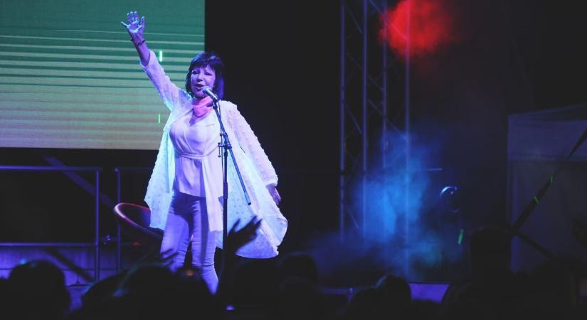 A magyar diszkó koronázatlan királynője a VIDOR Kertben (fotókkal, videóval)