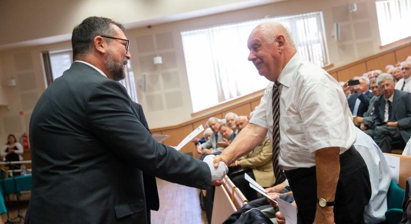 Fél évszázad szakmai életútját ünnepelték: köszöntötték a GAMF aranydiplomásait – galériával, videóval