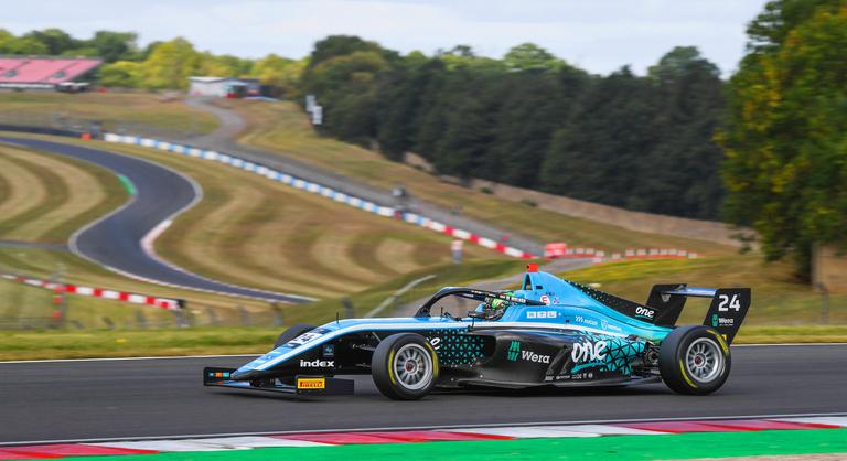 A magyar tehetség ott vág bele a szezonhajrába, ahol Ayrton Senna a vízen járt