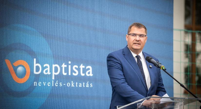 Politikai propagandát egy budapesti gimnázium tanévnyitó ünnepségén