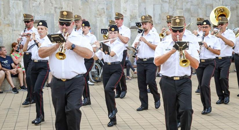 Csodálatos hangulatot varázsoltak a katonazenészek a szolnoki téren – galériával, videóval
