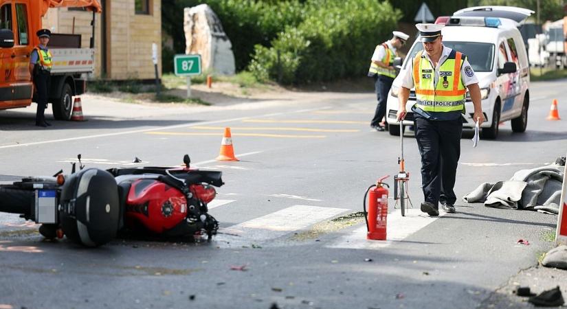 Szabadnapos mentős próbálta elsőként újraéleszteni a motorost, de nem tudták megmenteni az életét