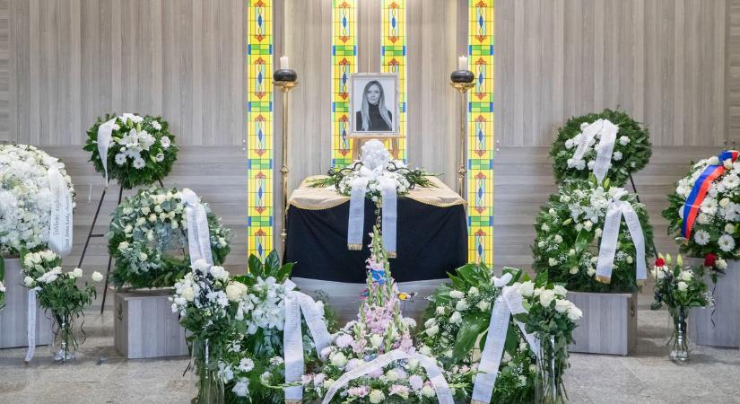 Mint a földre kiöntött víz – búcsú Látrányi Viktóriától (galéria)