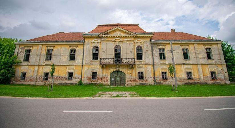 Harminc éve üresen áll a kastély, amely egykor hadikórház és iskola is volt (fotók)