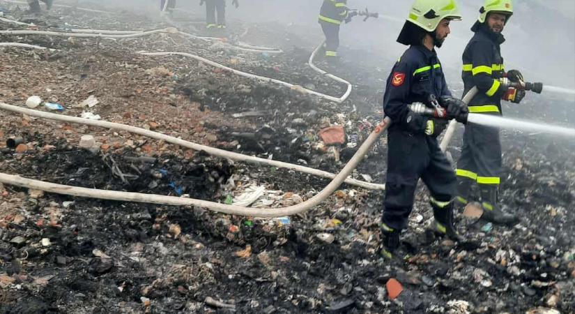 Lángokban az albári szeméttelep – tucatnyi tűzoltócsapat küzd a tűzzel