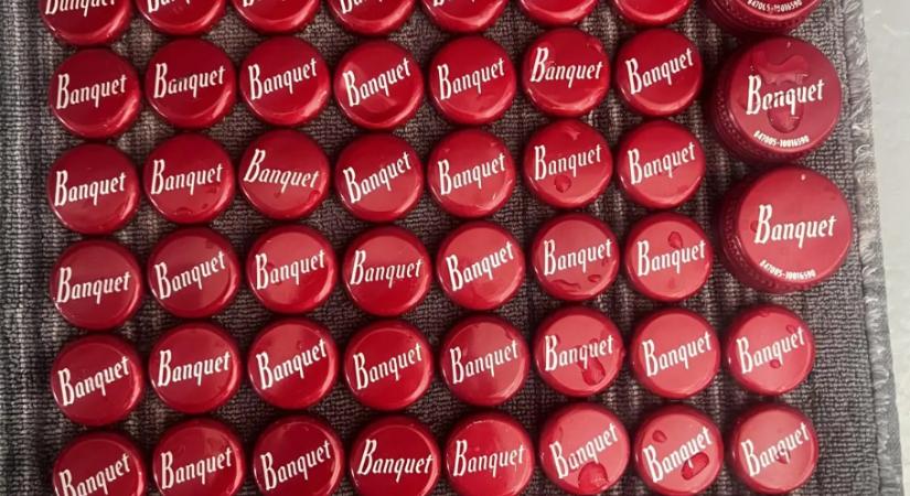 Eszméletlenül jó szemed van, ha megtalálod a kupakok között a Coca Cola feliratút