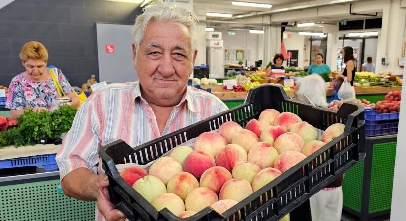 Piaci árak a győri Vásárcsarnokból: így adják az őszibarackot - fotók