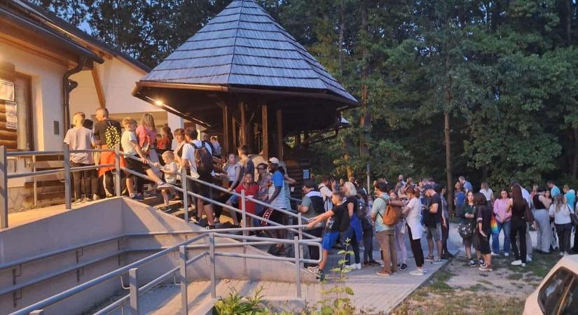 Több százan éjszakáztak a Csanyikban  fotók, videó
