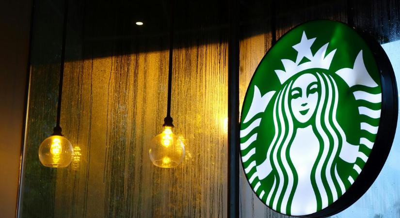 Kártérítést fizet thai származású vásárlójának egy Starbucks, amiért ferde szemeket rajzoltak a poharára