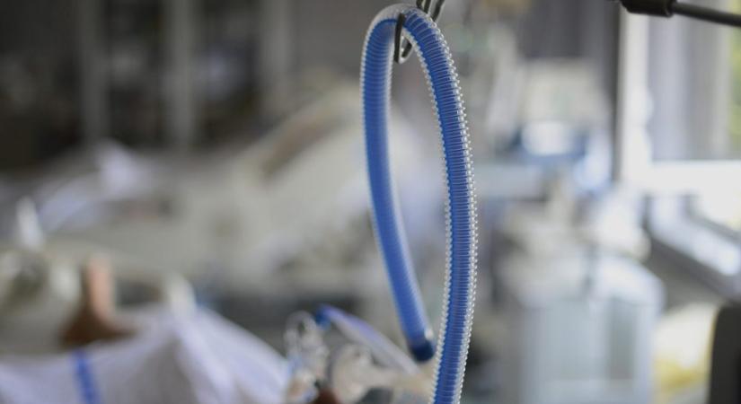 Amerikai lélegeztetőgépeket vásárolt a Duna Aszfalt adományából a kecskeméti kórház.