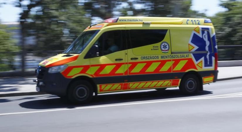Videón a baleset: elgázoltak egy motoros rendőrt Kiskunmajsán