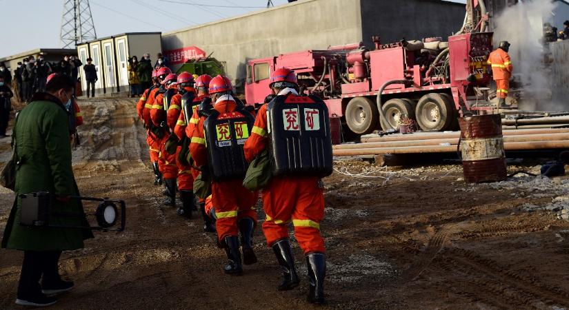 Kötszert és kolbászt kértek a föld alatt rekedt kínai bányászok